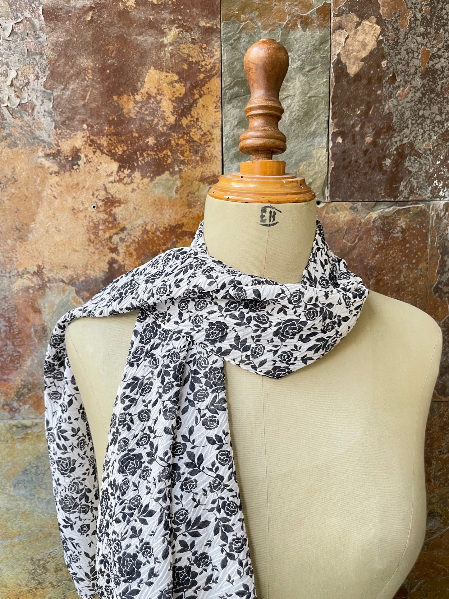 Foulard vintage italiano años 70 en color blanco y negro con estampado de flores