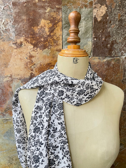 Foulard vintage italiano años 70 en color blanco y negro con estampado de flores