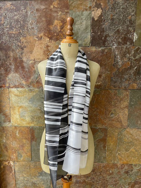 Foulard vintage italiano años 70 en color blanco y negro con estampado de rayas
