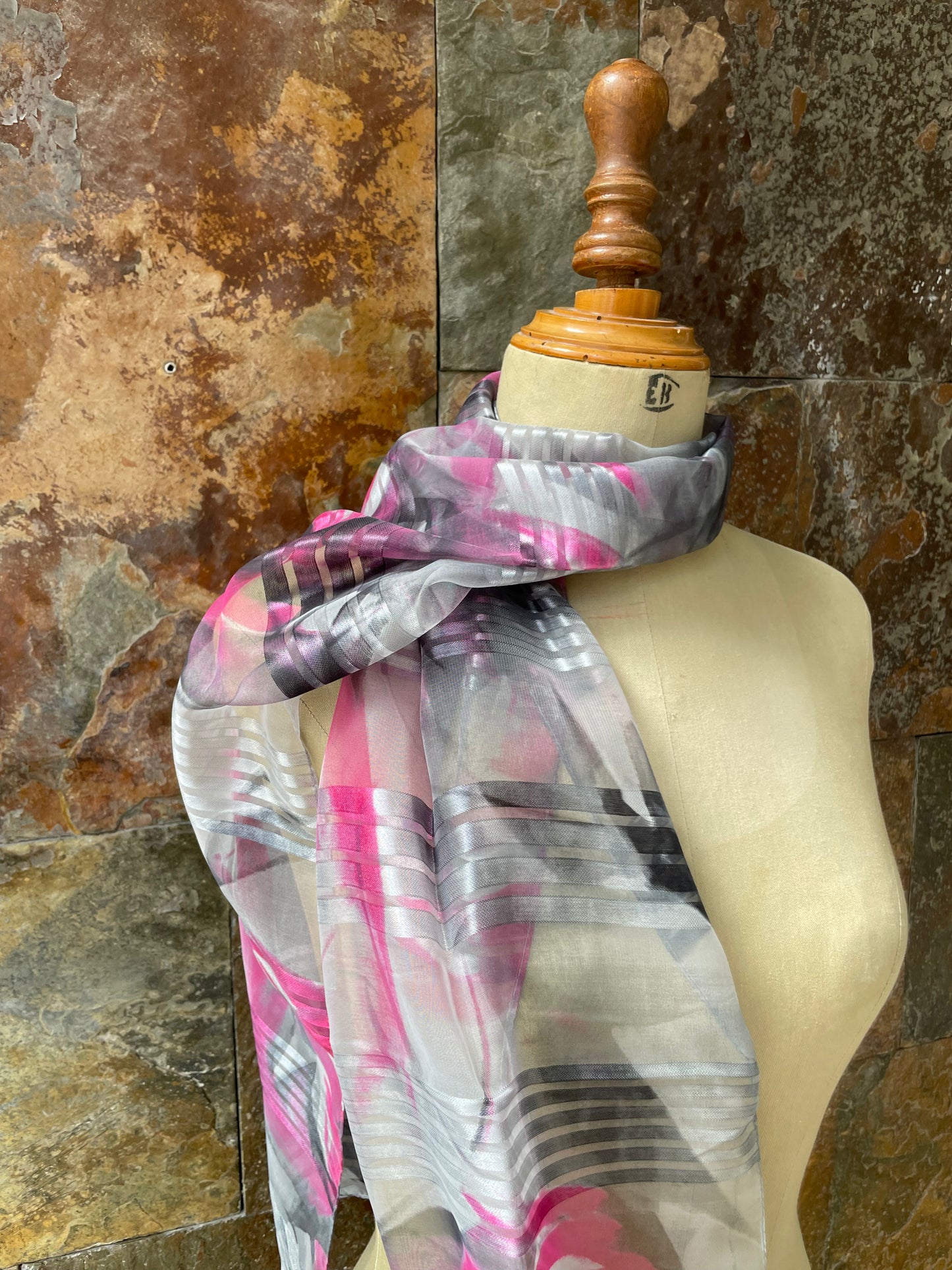 Foulard vintage italiano años 70 en tonos grises, rosas y plateados