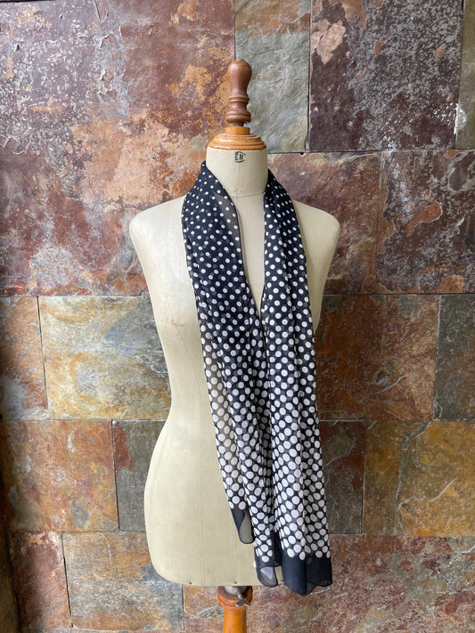 Foulard vintage italiano de gasa años 70 color blanco y negro con lunares