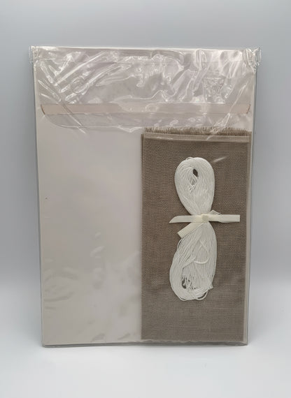 Kit de Punto de cruz Anagram Diffusion - 40x40cm - "Couronne ABC blanc" - hilos incluidos