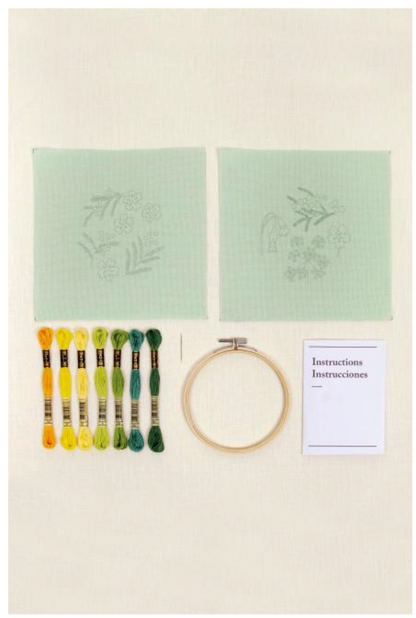 Kit doble de bordado "El jardín encantado" DMC