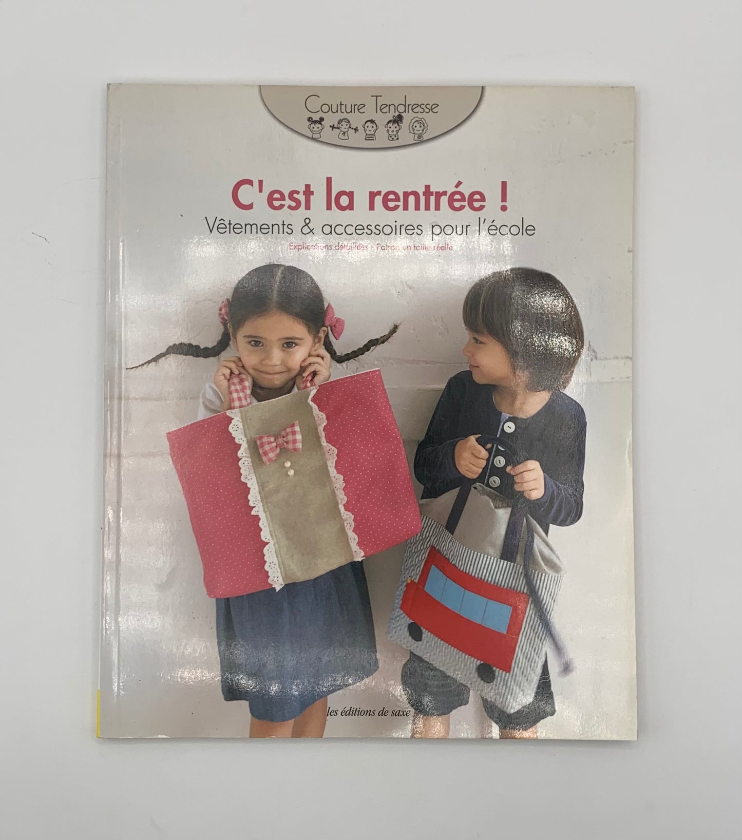 Libro "C'est la rentrée!" Vêtements & accessoires pour l'école / Les éditions de saxe (Idioma francés)