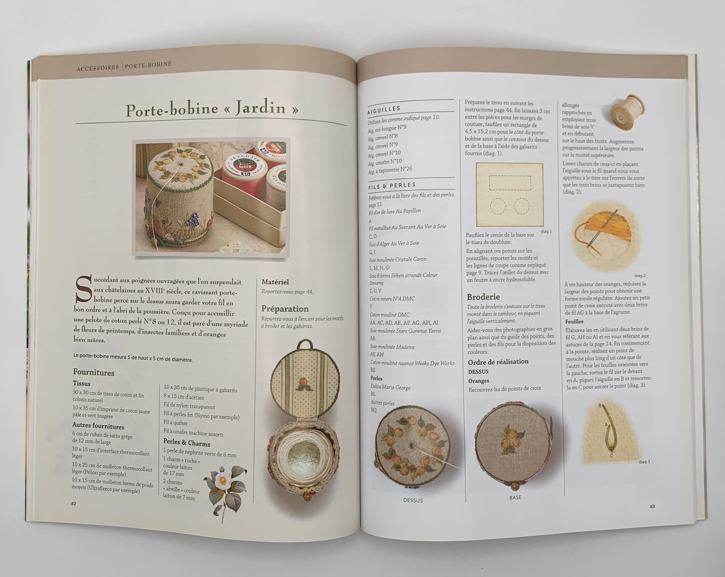 Libro "Home sweet home" Une boîte á couture brodée By Carolyn Pearce / Les éditions de saxe (Idioma francés)
