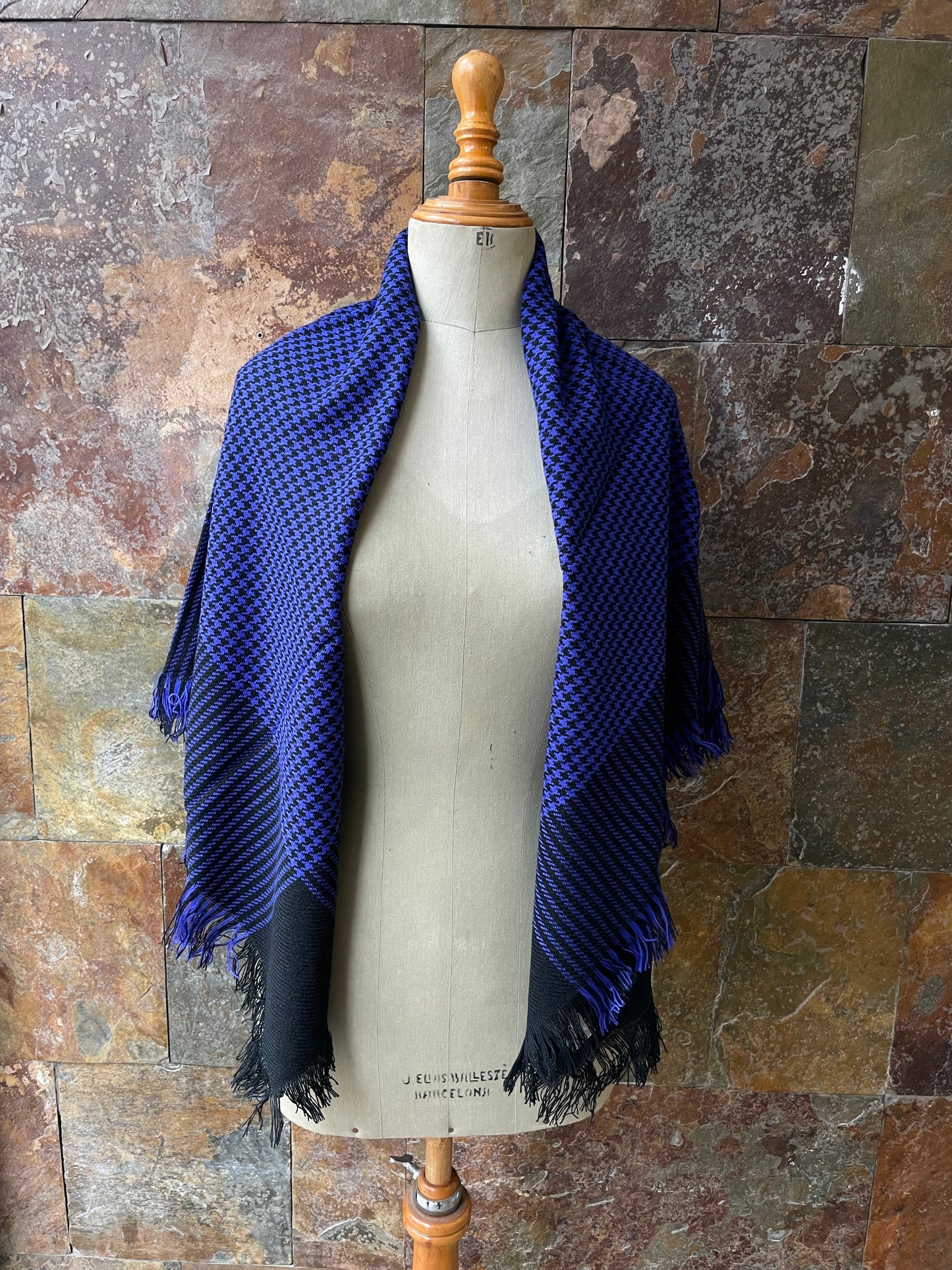 Manta vintage con fleco en color azul y negro - Único en stock