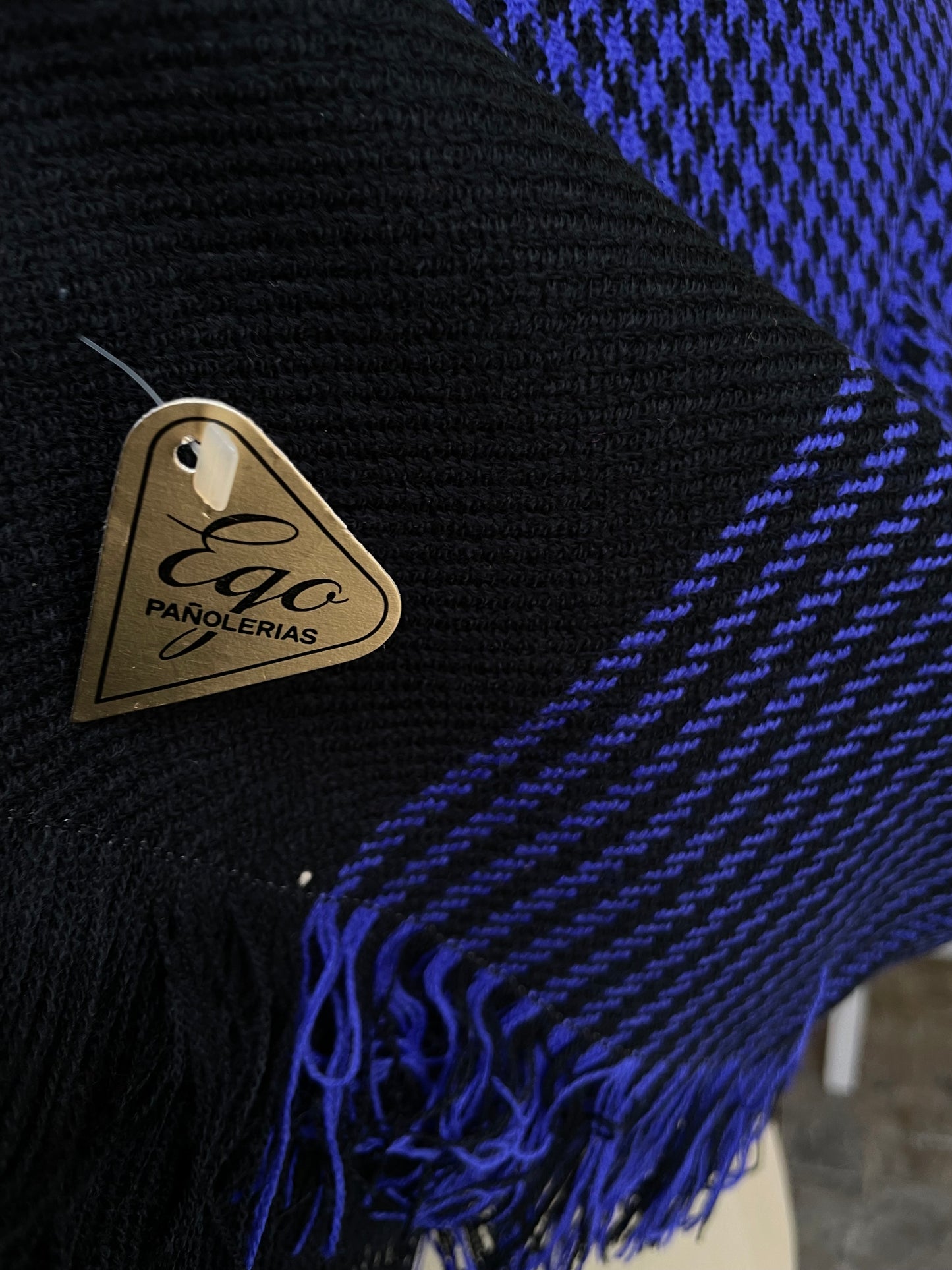 Manta vintage con fleco en color azul y negro - Único en stock