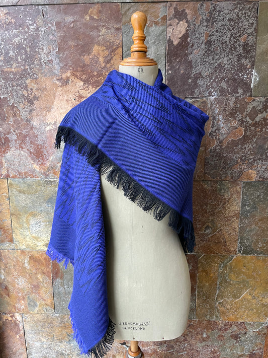 Manta vintage con fleco en color azul y negro - Único en stock