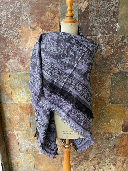 Manta vintage con fleco en color negro, malva y morado - Único en stock