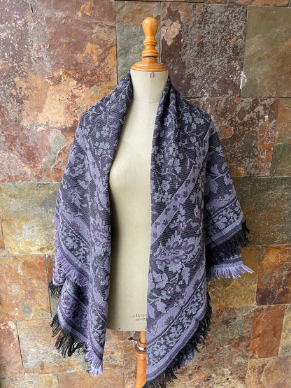 Manta vintage con fleco en color negro, malva y morado - Único en stock