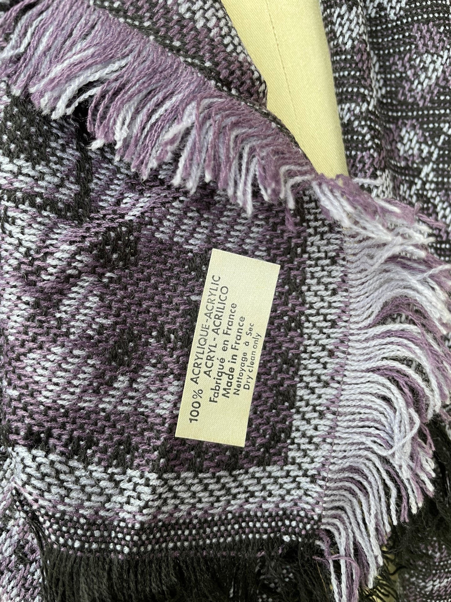 Manta vintage con fleco en color negro, malva y morado - Único en stock
