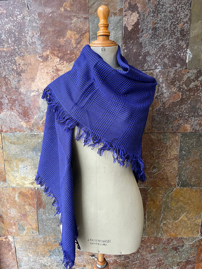 Manta vintage con fleco en color negro y azul - Único en stock