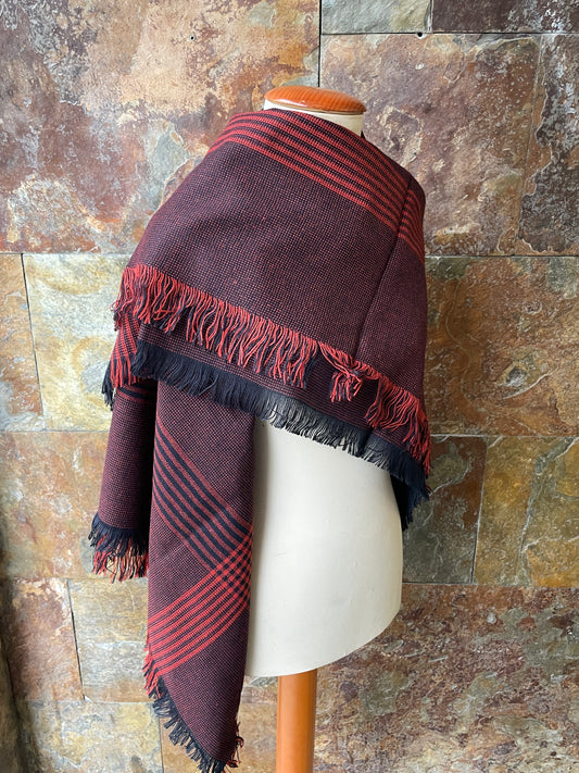 Manta vintage con fleco en colores rojo teja y negro 115 x 115cm TEXSCOTT