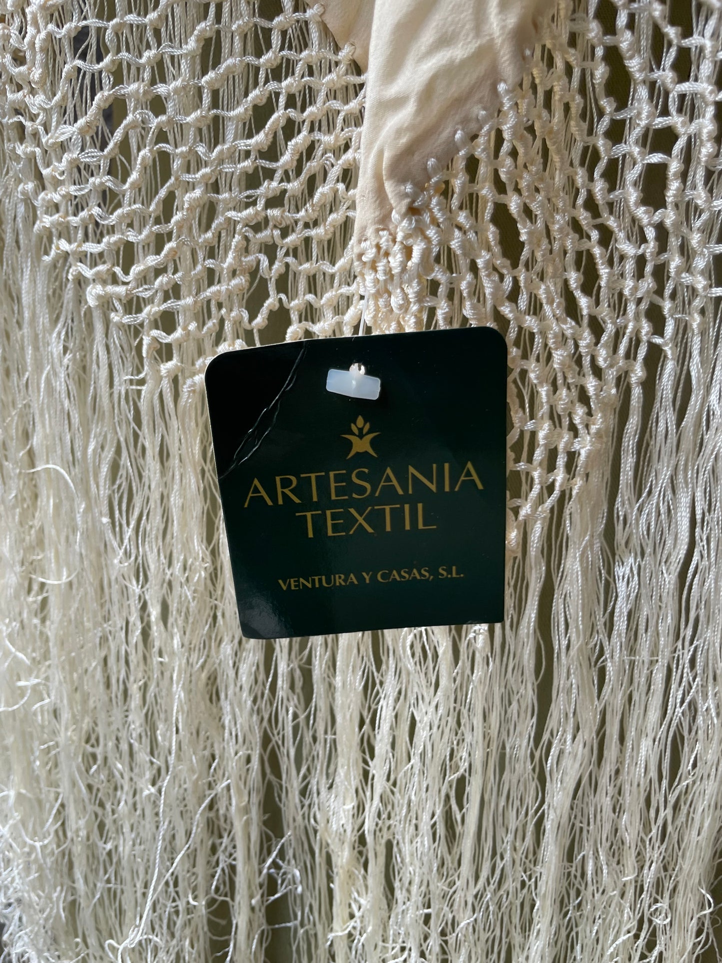Mantoncillo bordado a mano de seda natural en color beige