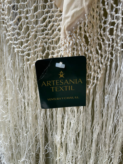 Mantoncillo bordado a mano de seda natural en color beige