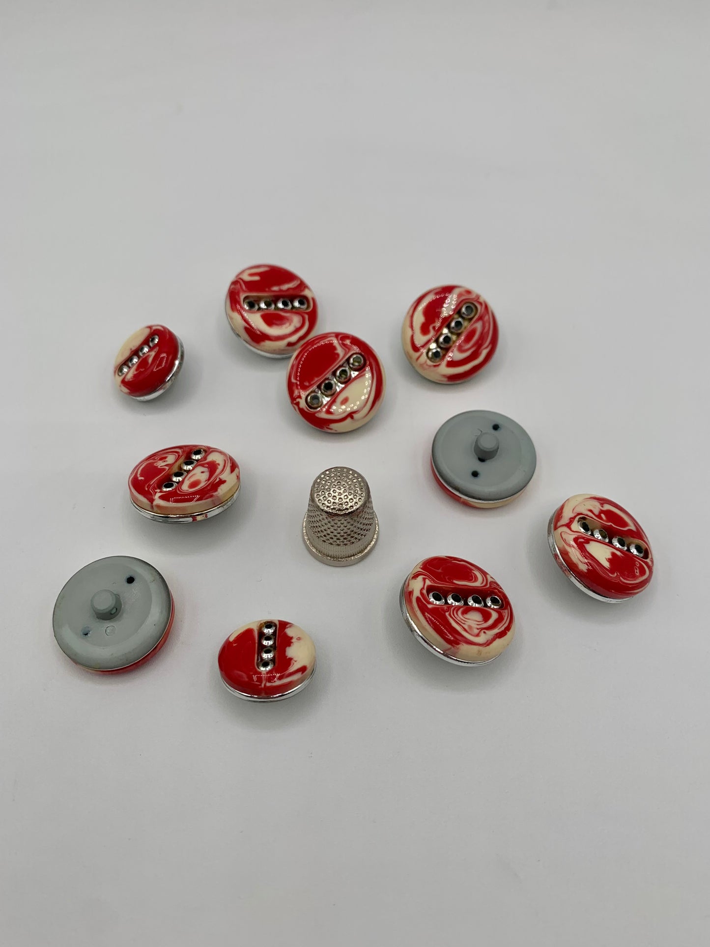 Pack 10 botones de pasta color rojo y crema con abalorios incrustados