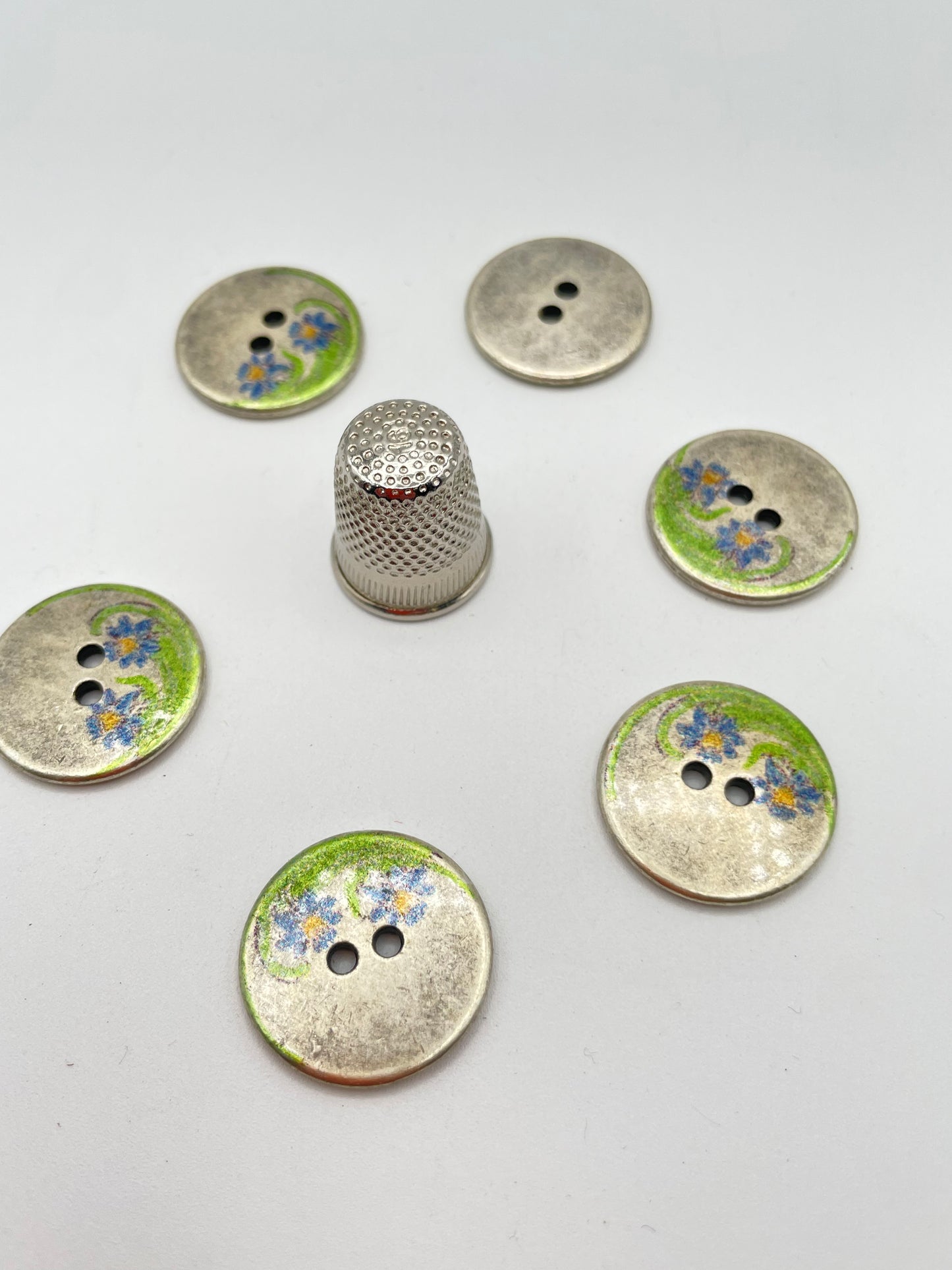 Pack 6 botones vintage de metal plateados con flores pintadas