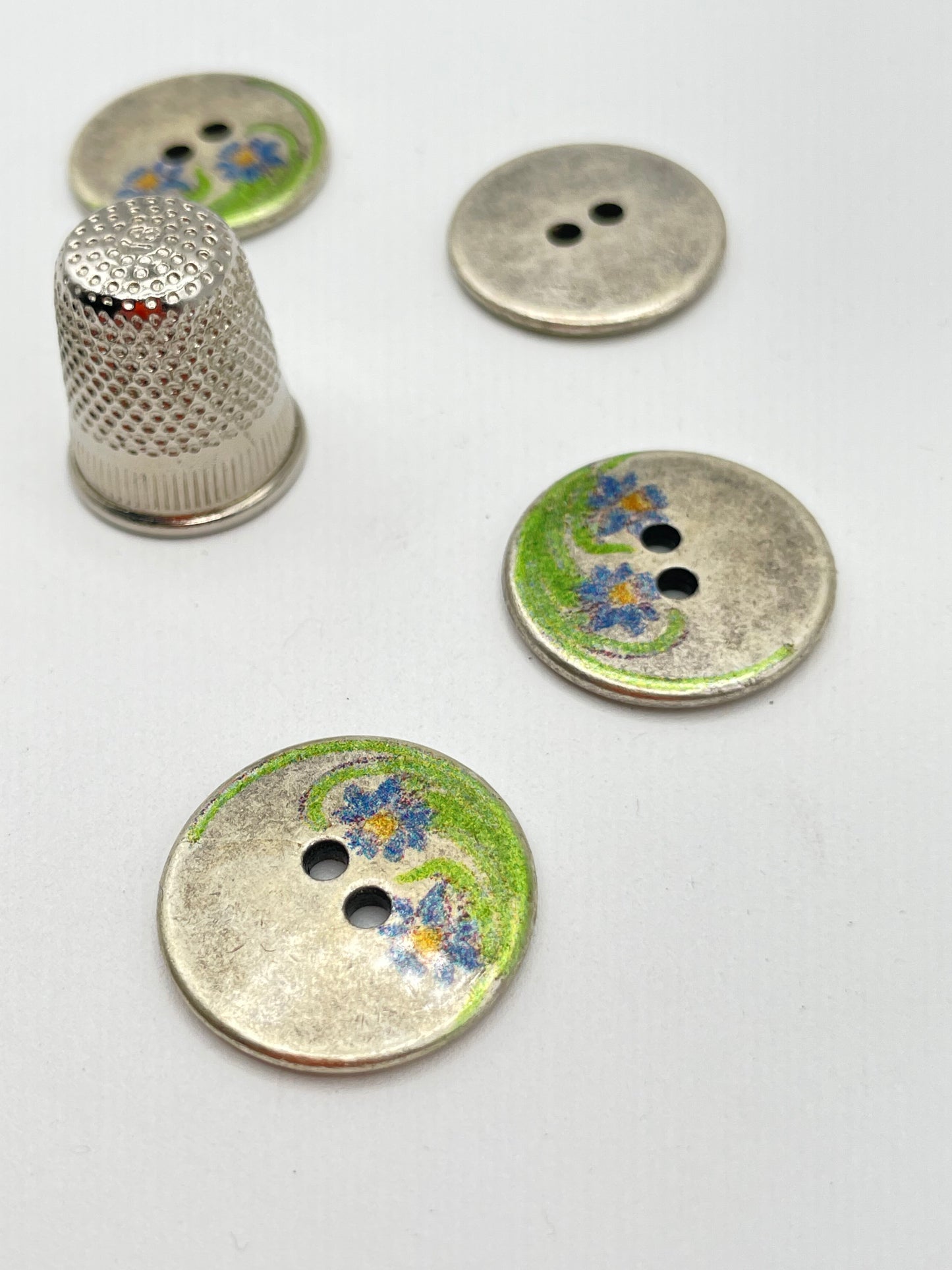 Pack 6 botones vintage de metal plateados con flores pintadas