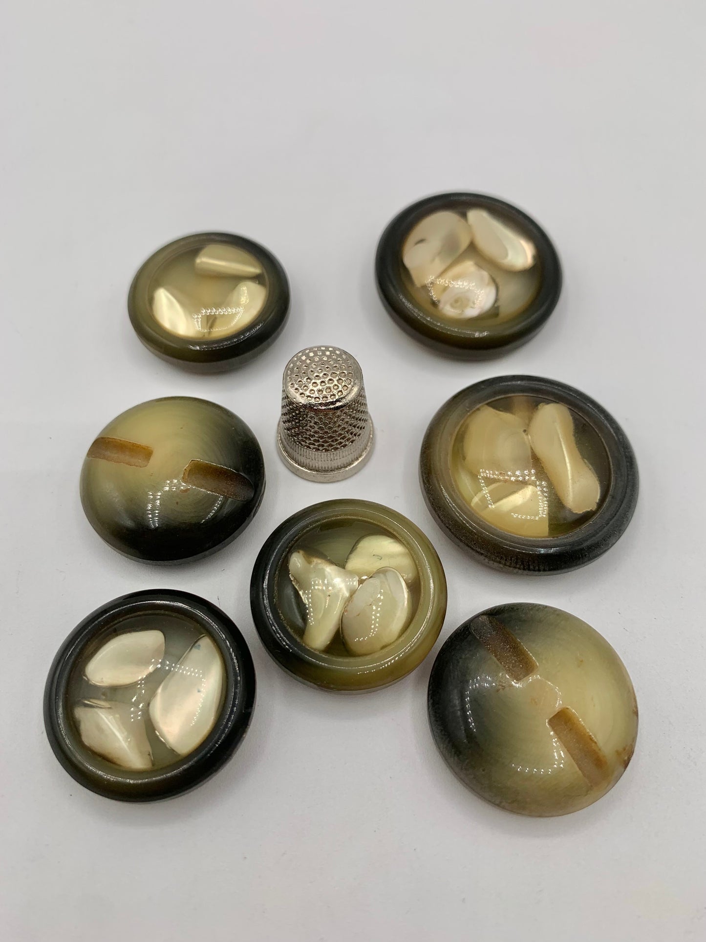 Pack 7 botones vintage de pasta color beige y tonos verdes con nácar incrustado