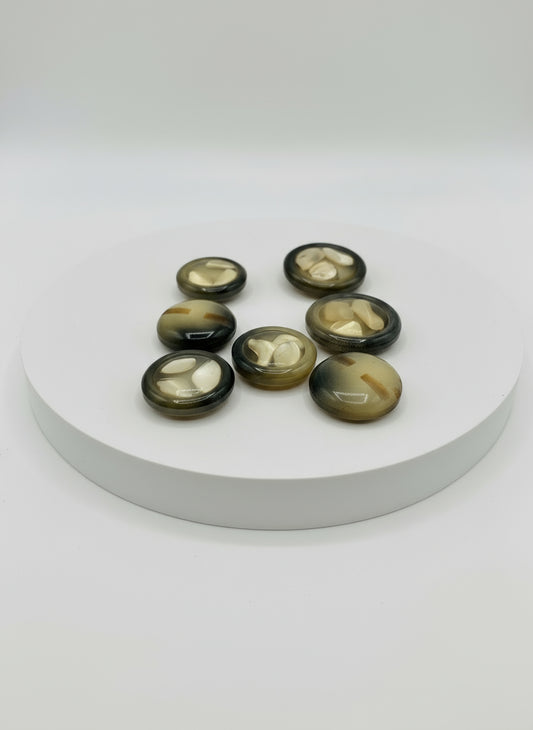 Pack 7 botones vintage de pasta color beige y tonos verdes con nácar incrustado