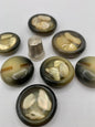 Pack 7 botones vintage de pasta color beige y tonos verdes con nácar incrustado