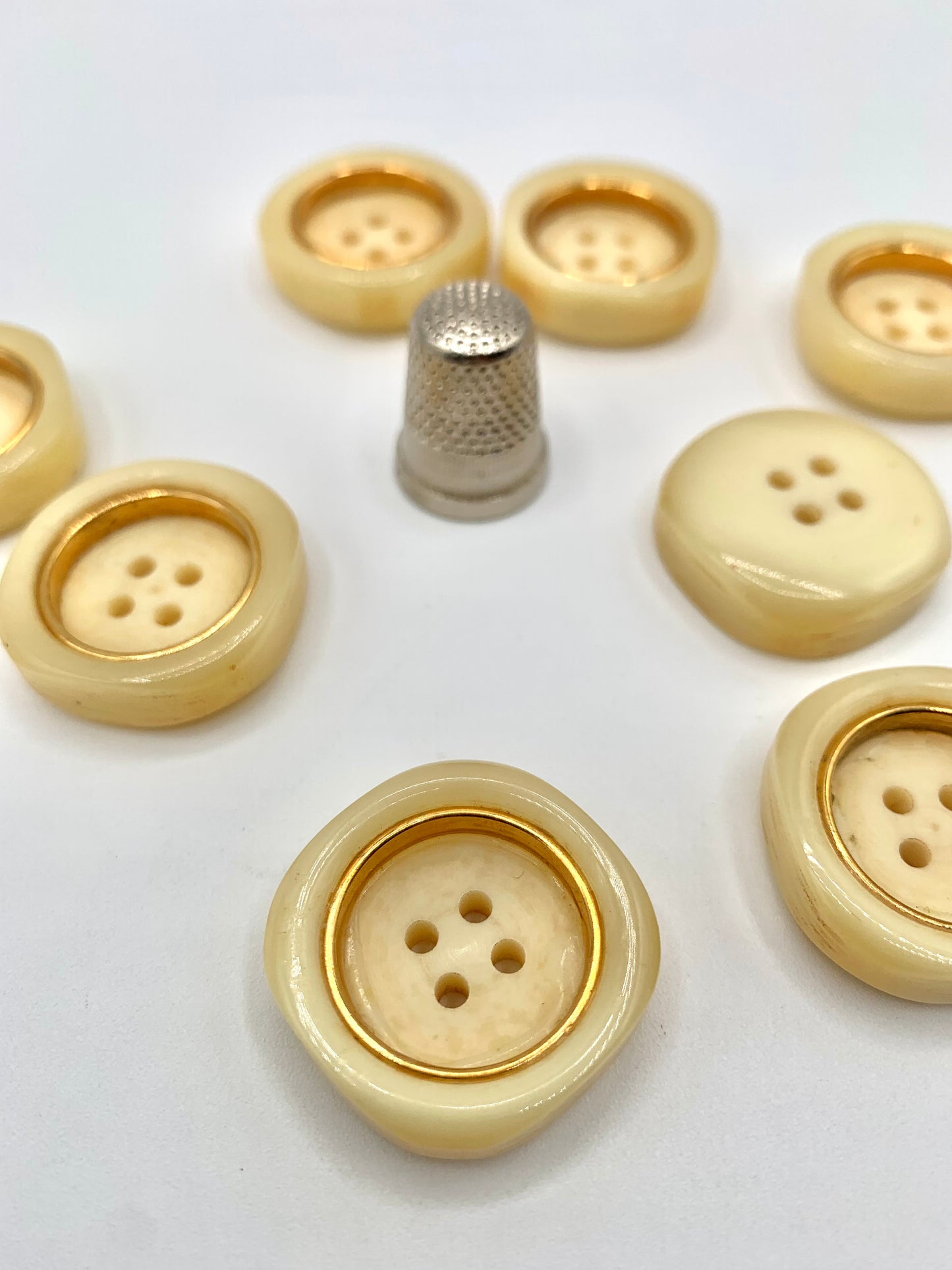 Pack 8 botones de pasta color beige y dorado