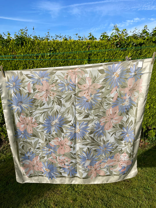 Pañoleta italiana vintage años 70 estampada con flores en color beige, violeta, rosa y verde