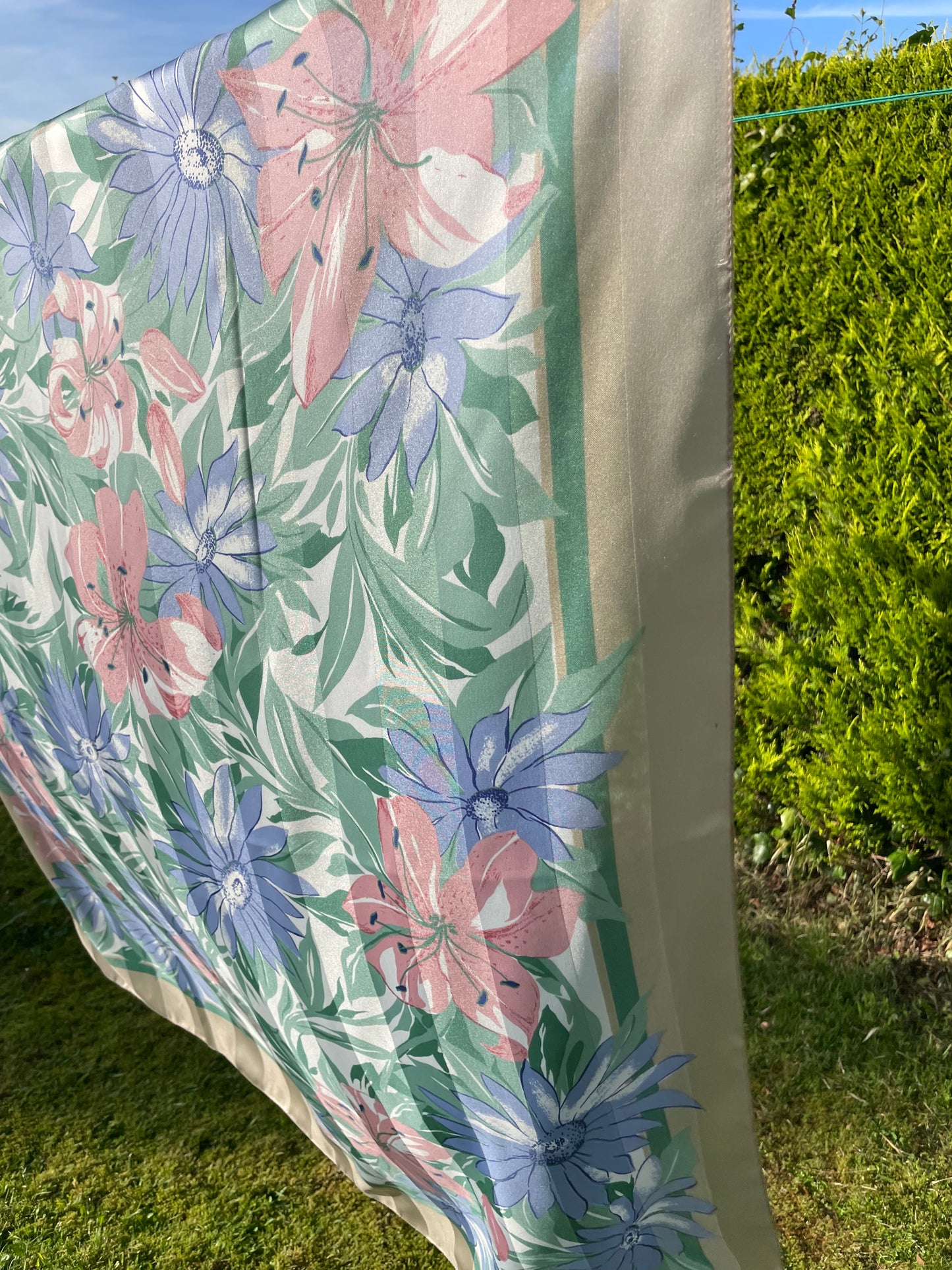 Pañoleta italiana vintage años 70 estampada con flores en color moka, azul y rosa
