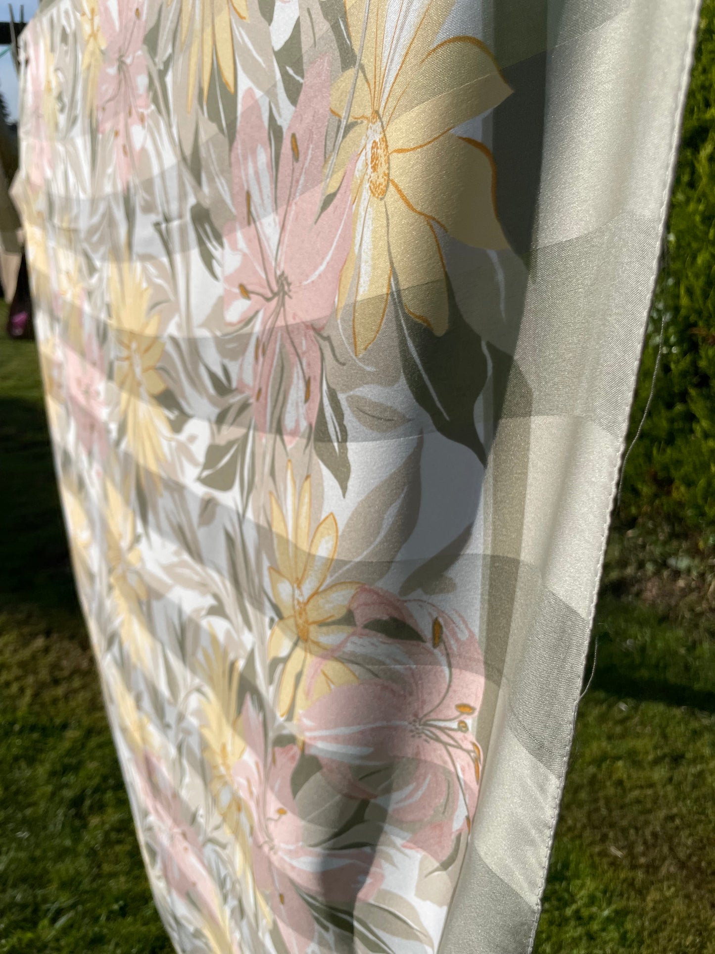 Pañoleta italiana vintage años 70 estampada con flores en color verde, amarillo y moka