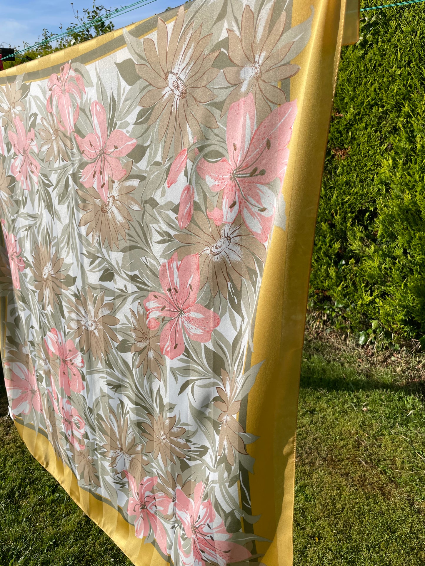 Pañoleta italiana vintage años 70 estampada con flores en color verde, marrón y coral