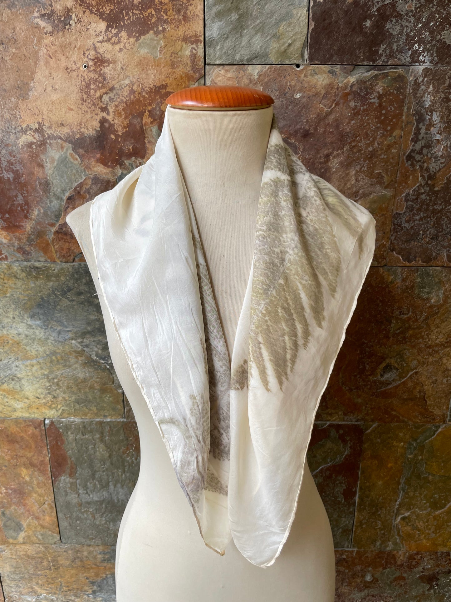 Pañuelo de cuello de seda 100% tintado con la técnica ECOPRINT por RAMÓN SANTOS