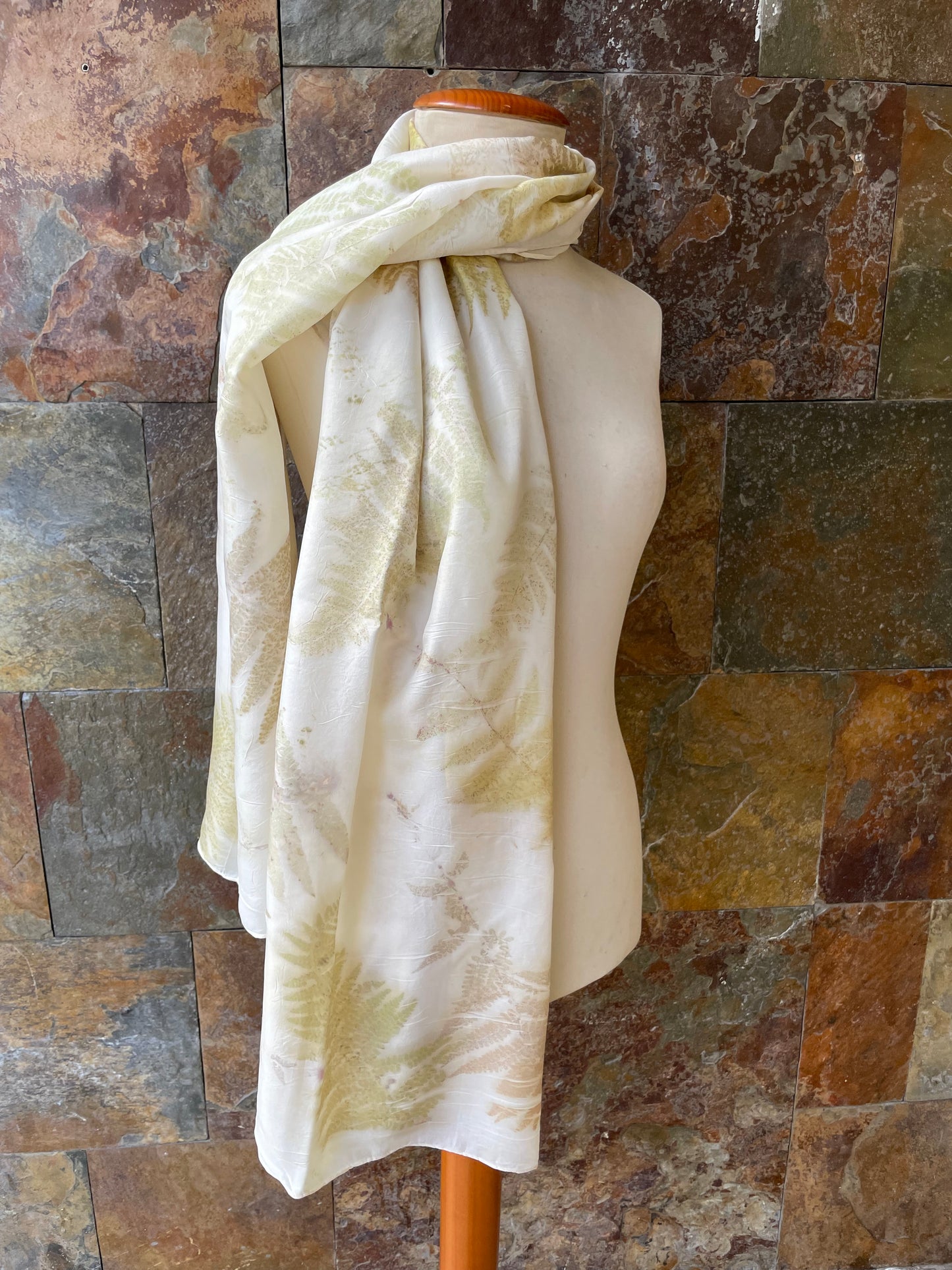 Pañuelo seda 100% tintado con la técnica ECOPRINT por RAMÓN SANTOS