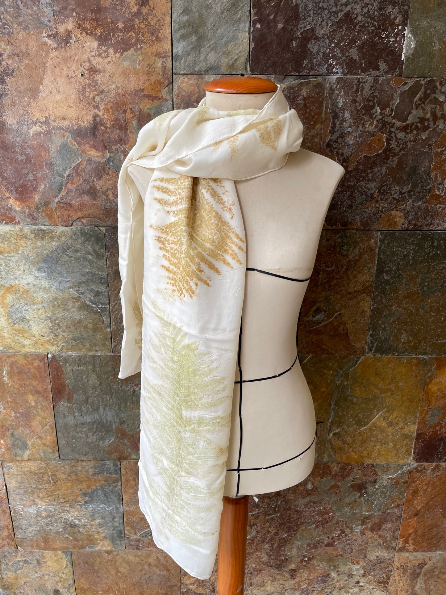 Pañuelo seda 100% tintado con la técnica ECOPRINT por RAMÓN SANTOS