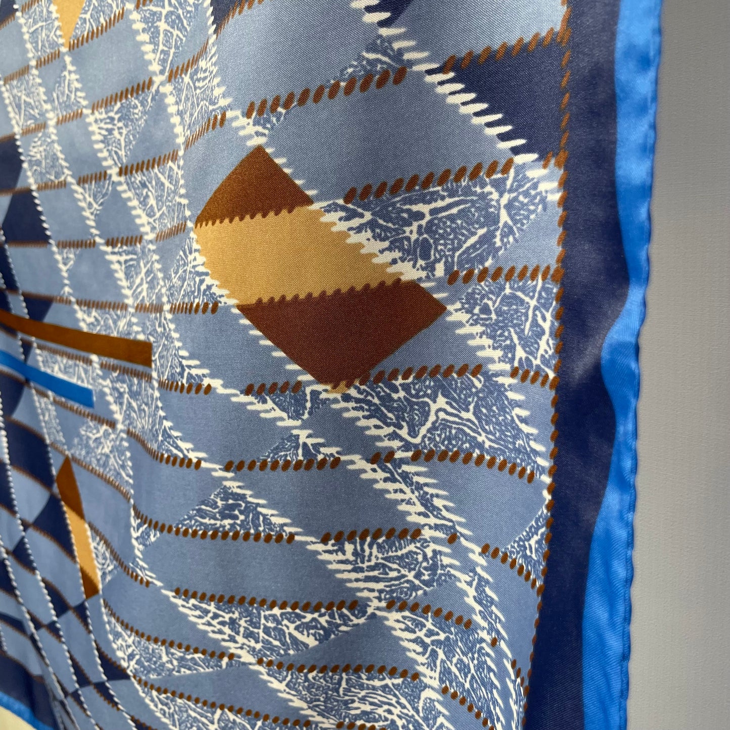 Pañuelo vintage italiano años 70 color azul, marrón y blanco G. GUCCINI