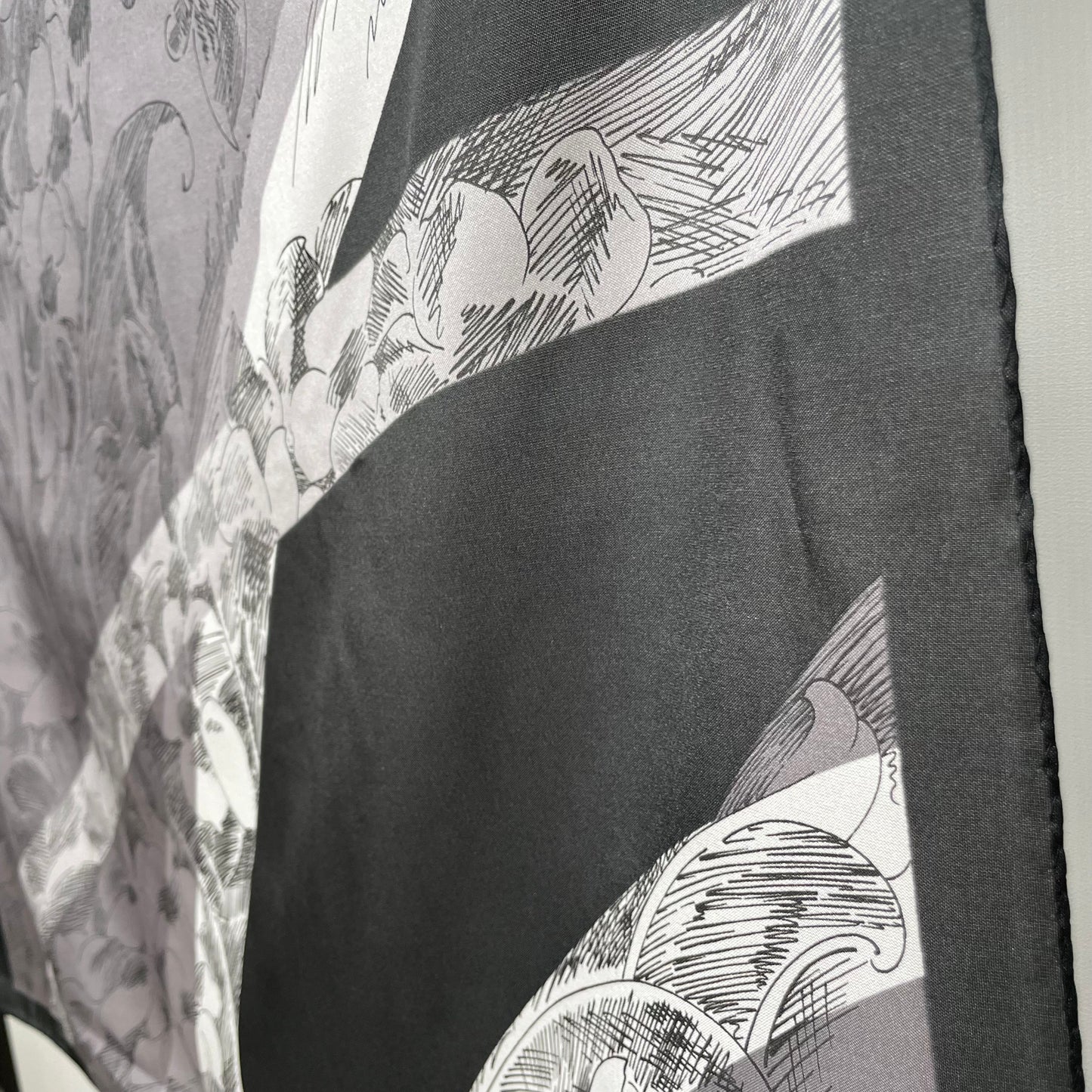 Pañuelo vintage italiano años 70 color negro, gris y blanco G. GUCCINI