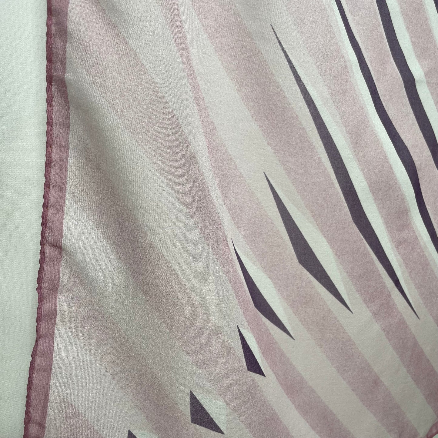 Pañuelo vintage italiano años 70 color rosa, gris y berenjena
