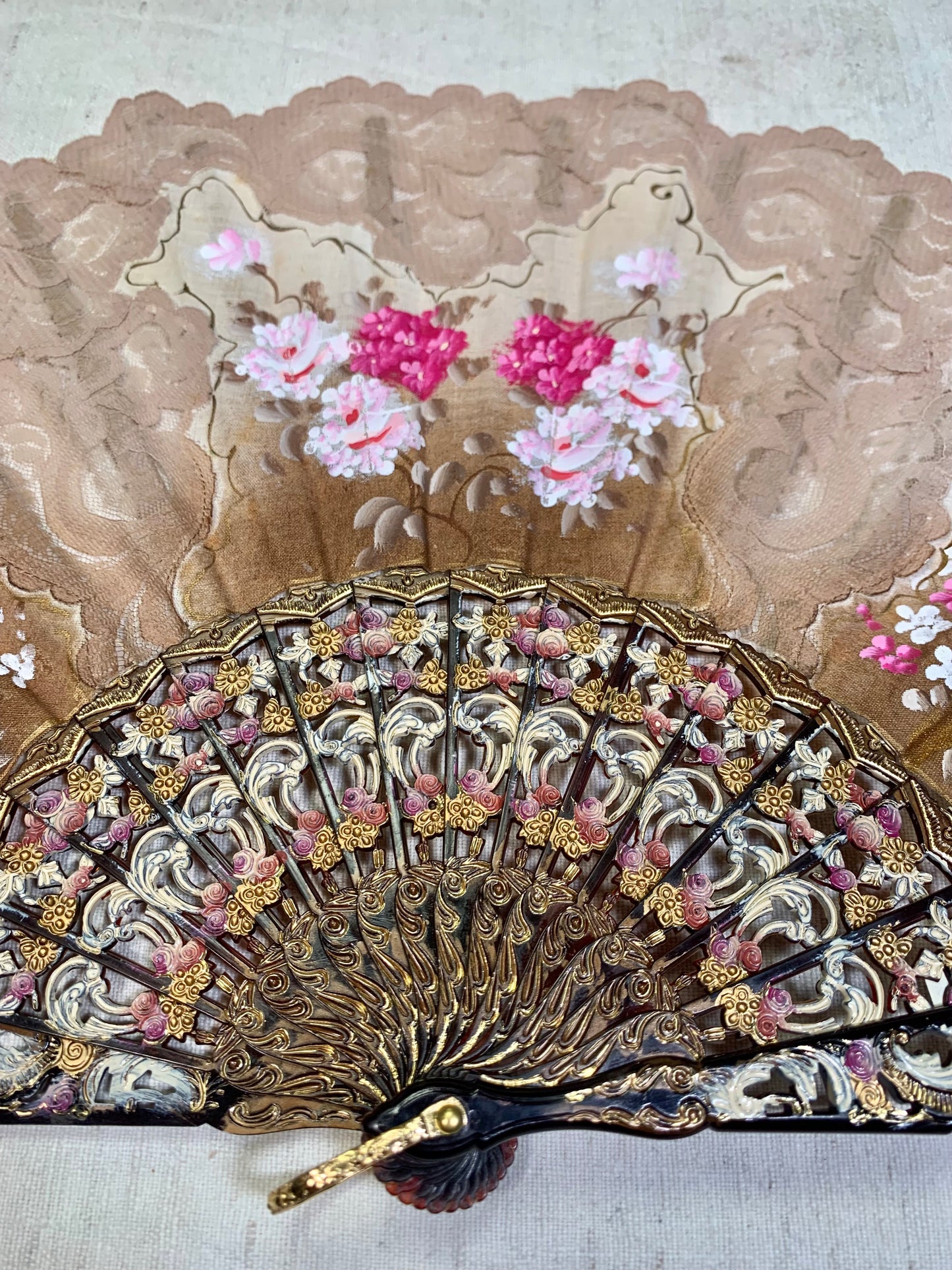 Pericón de pasta antiguo con encaje beige, color carey y pintado a mano con motivos florales