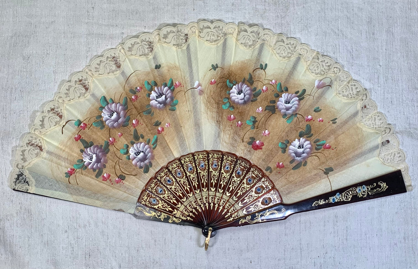 Pericón de pasta antiguo con encaje beige, color carey y pintado a mano con motivos florales