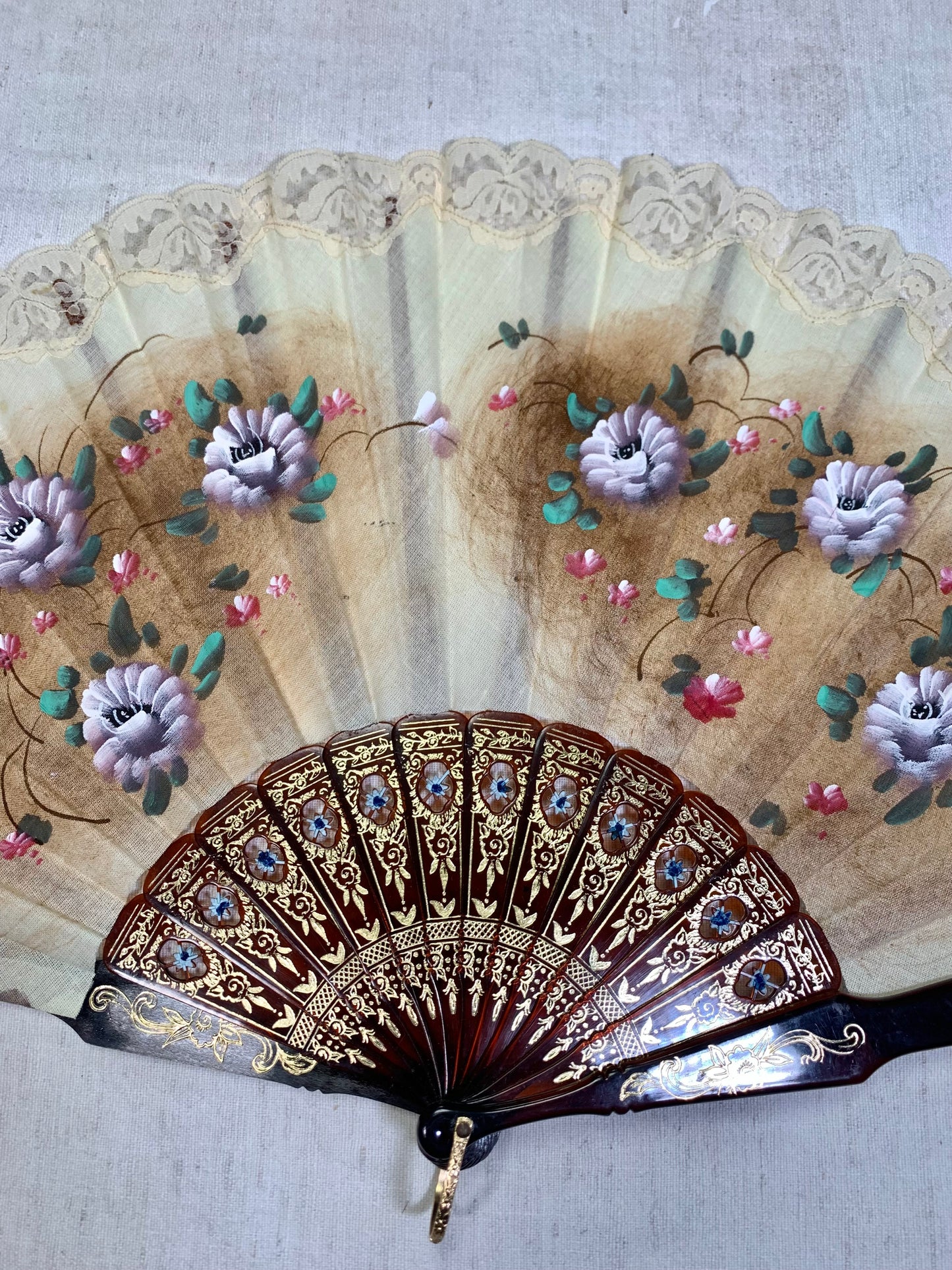 Pericón de pasta antiguo con encaje beige, color carey y pintado a mano con motivos florales