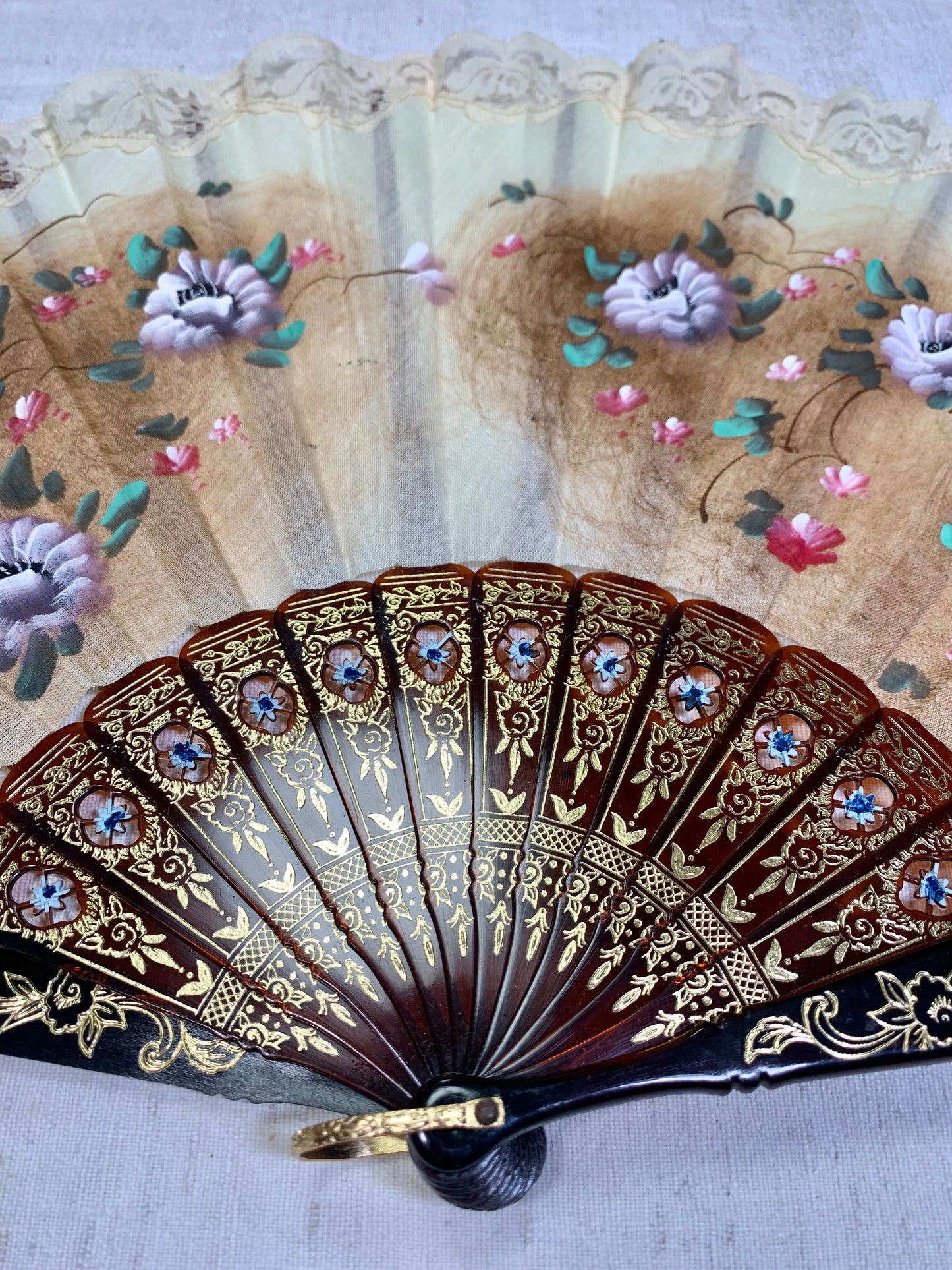 Pericón de pasta antiguo con encaje beige, color carey y pintado a mano con motivos florales