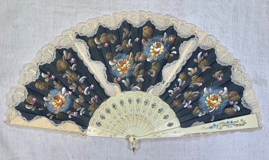 Pericón de pasta antiguo con encaje beige, color nácar y pintado a mano con motivos florales