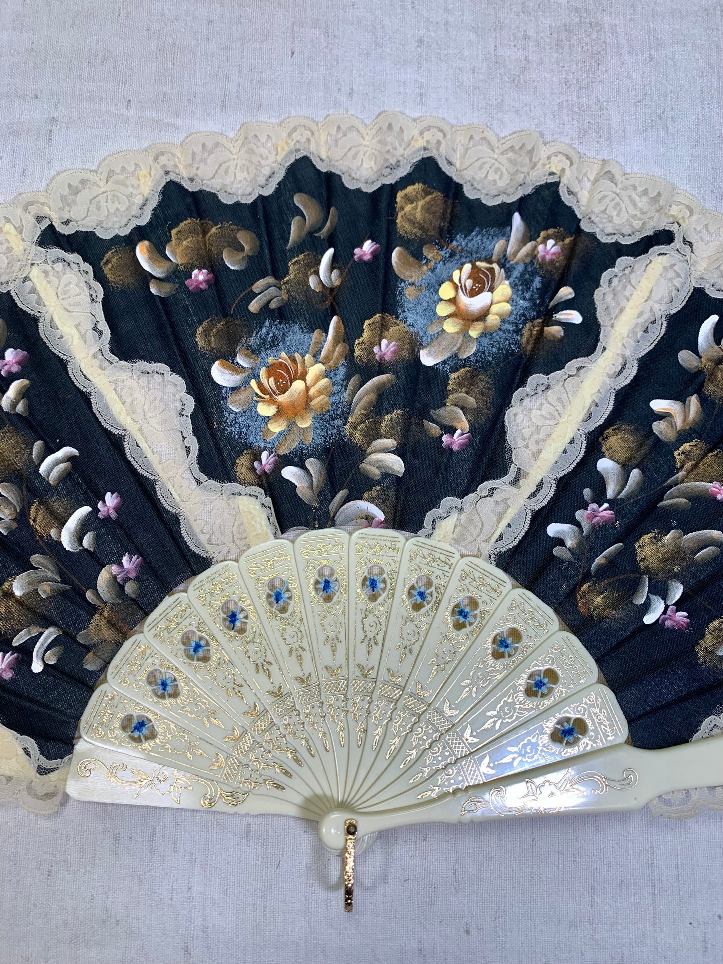 Pericón de pasta antiguo con encaje beige, color nácar y pintado a mano con motivos florales