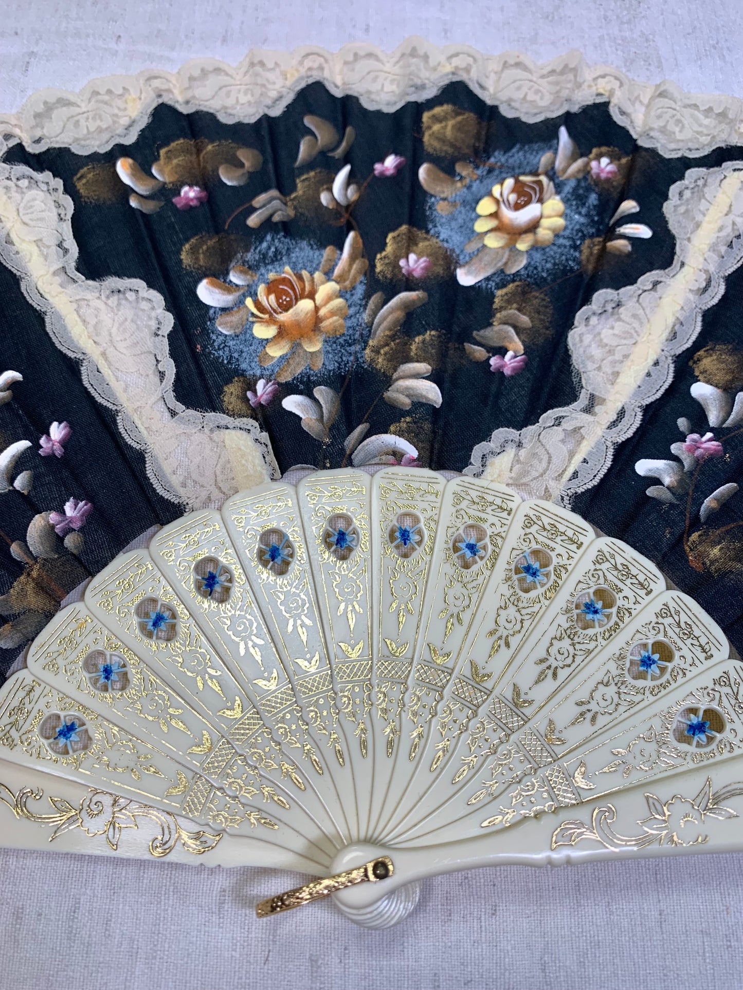 Pericón de pasta antiguo con encaje beige, color nácar y pintado a mano con motivos florales