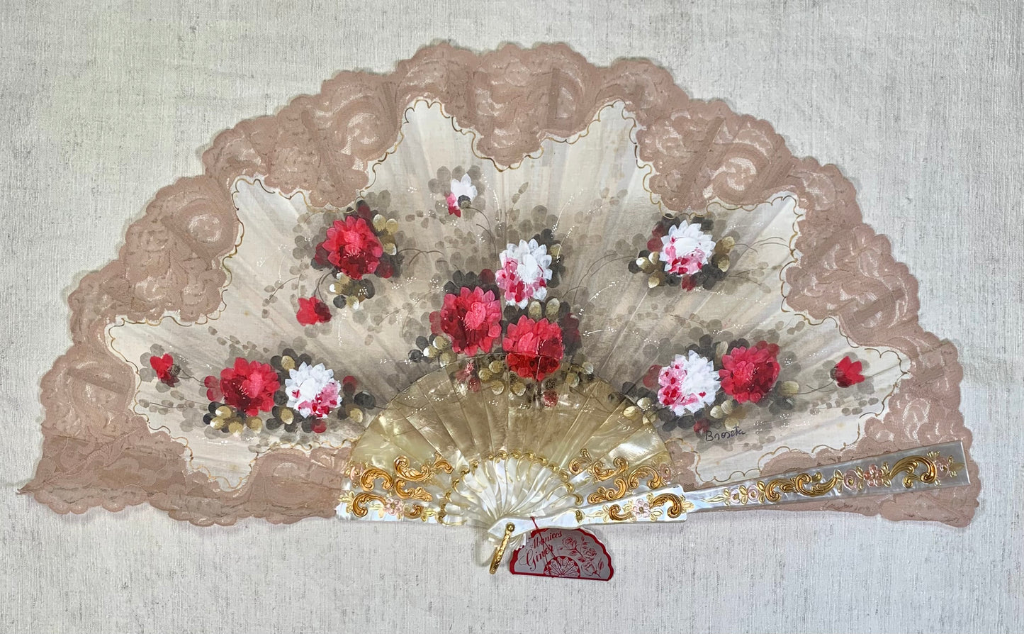Pericón de pasta antiguo con encaje beige, color nácar y pintado a mano con motivos florales