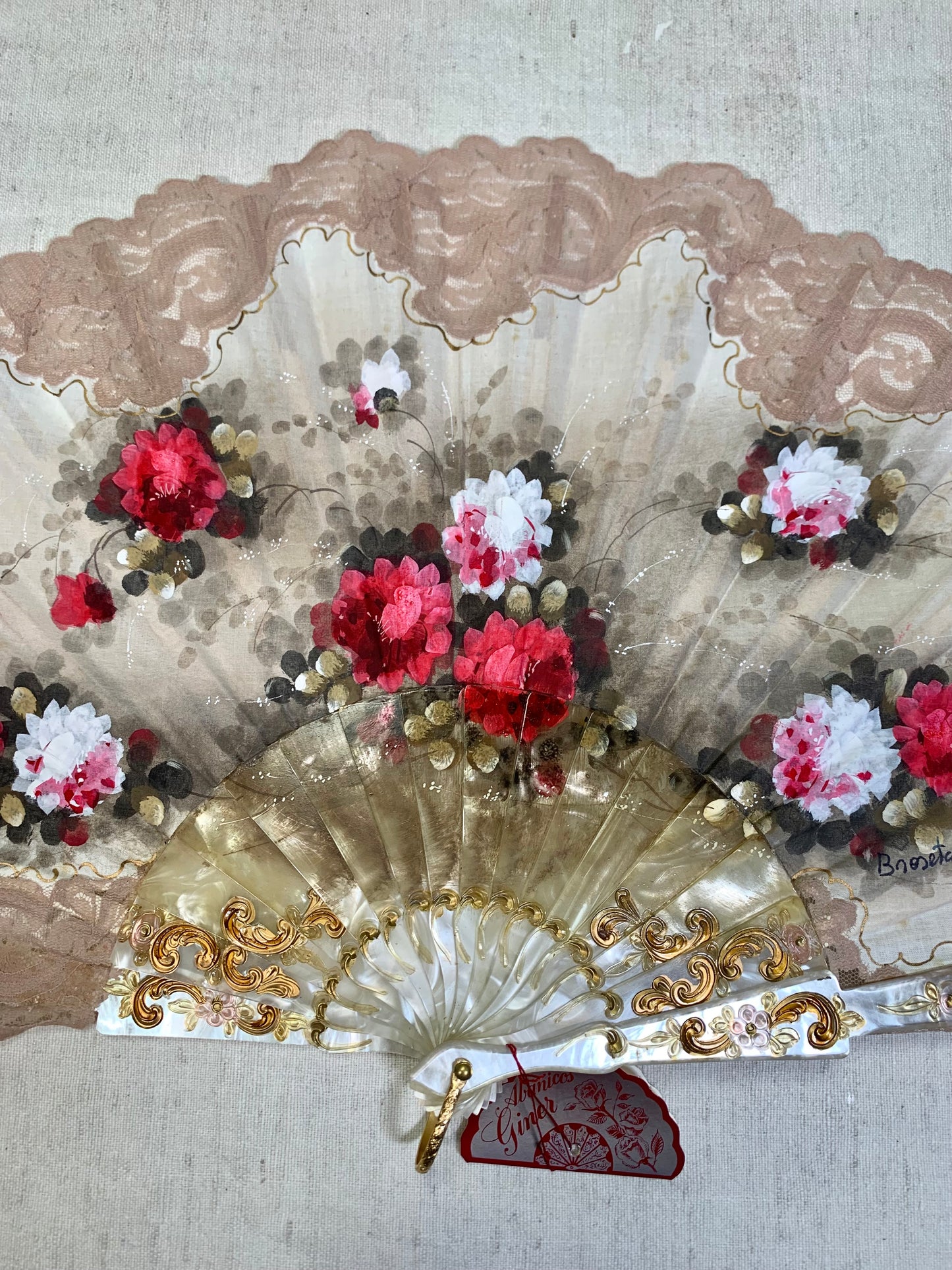 Pericón de pasta antiguo con encaje beige, color nácar y pintado a mano con motivos florales