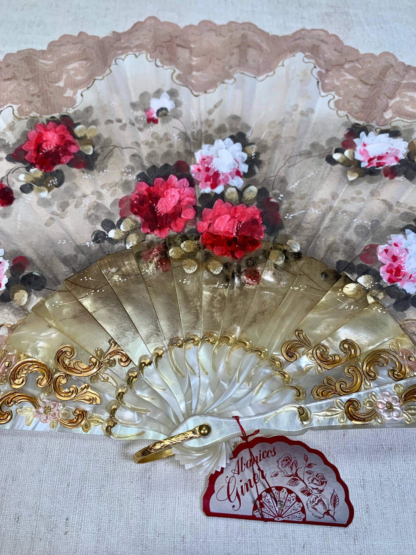 Pericón de pasta antiguo con encaje beige, color nácar y pintado a mano con motivos florales