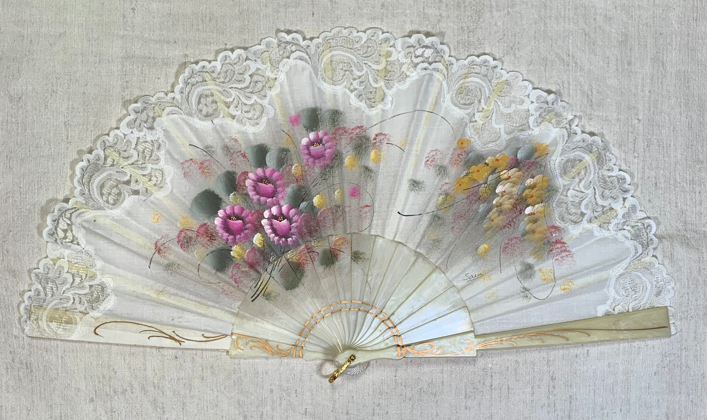 Pericón de pasta antiguo con encaje blanco, color nácar y pintado a mano con motivos florales