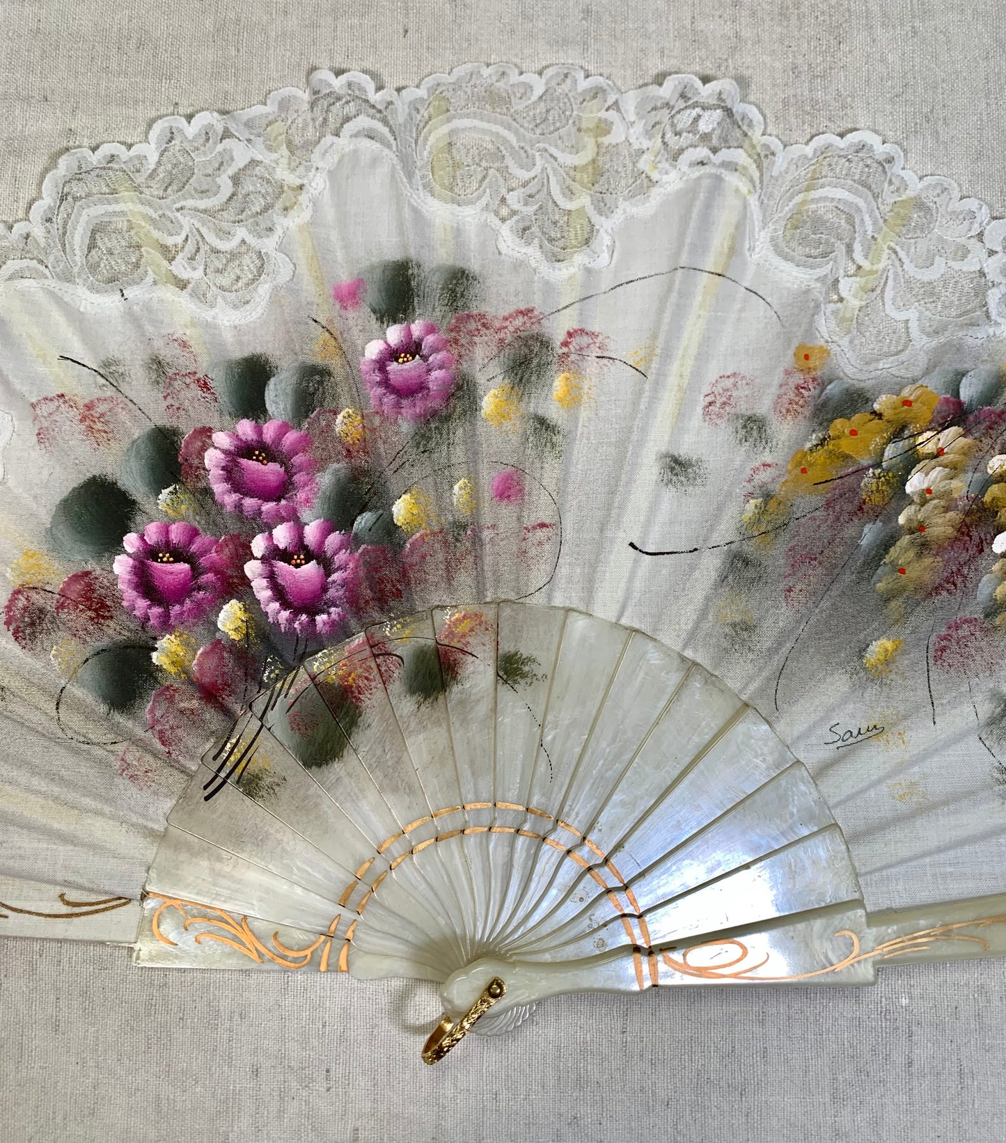Pericón de pasta antiguo con encaje blanco, color nácar y pintado a mano con motivos florales