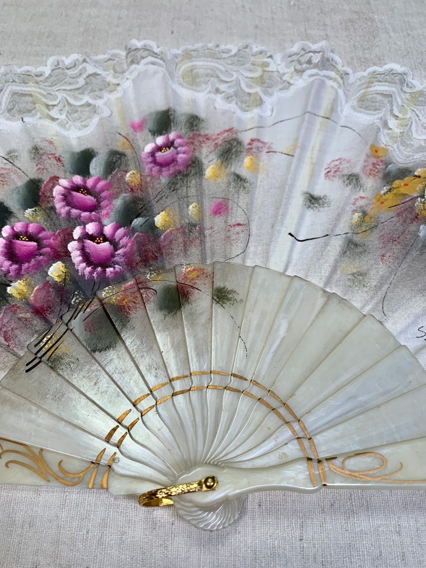 Pericón de pasta antiguo con encaje blanco, color nácar y pintado a mano con motivos florales
