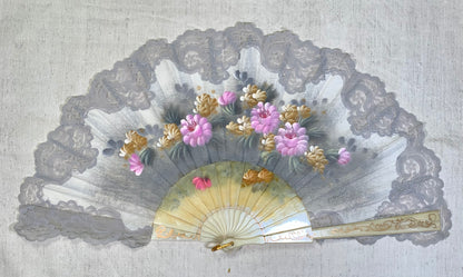 Pericón de pasta antiguo con encaje gris, color nácar y pintado a mano con motivos florales